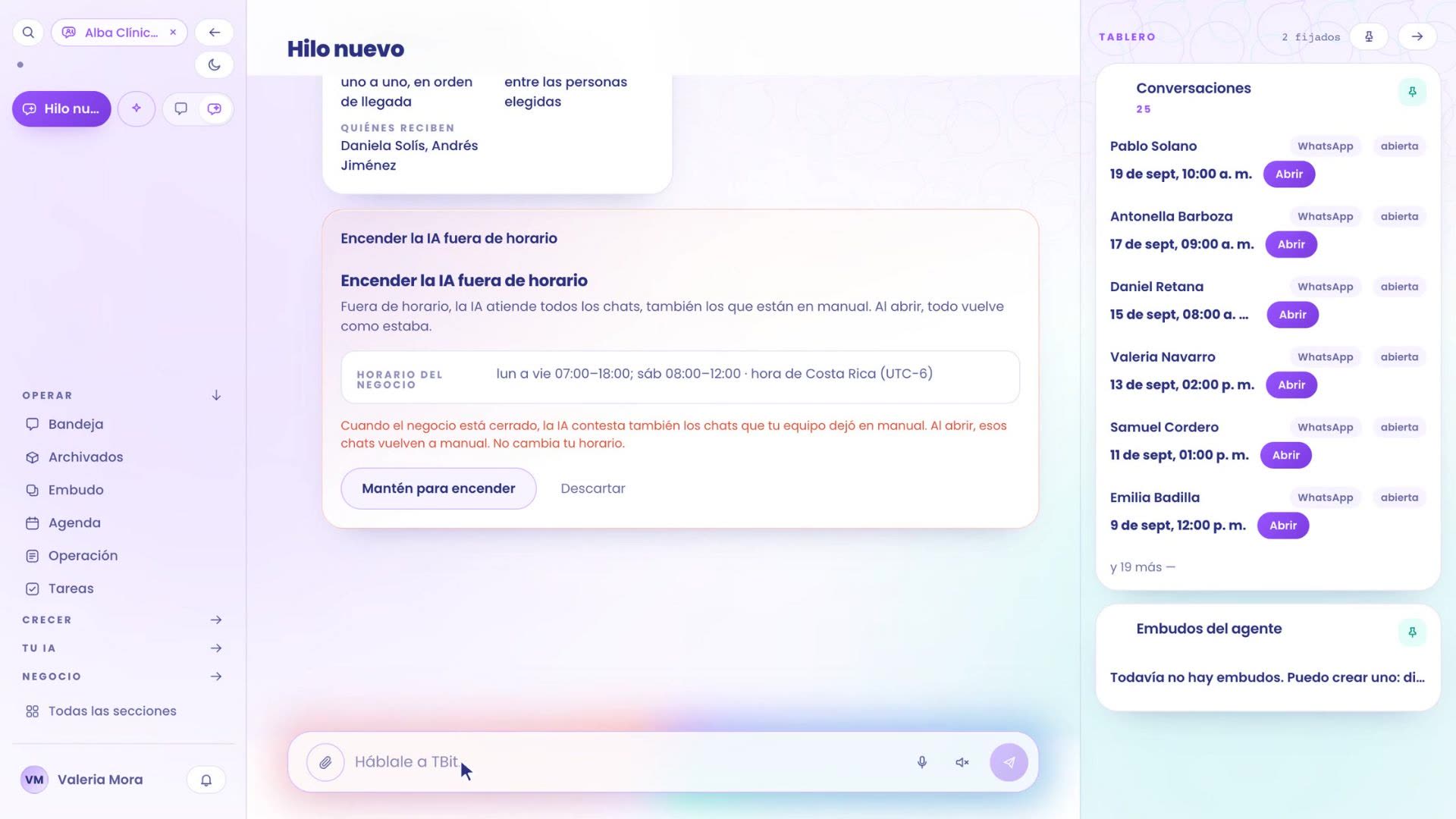 Dans le chat de TBit, la carte Activer l'IA en dehors des horaires : en dehors des horaires, elle répond à toutes les discussions, aussi celles qui sont en manuel ; à l'ouverture, tout revient comme avant. Horaires du commerce : lun à ven 07:00 à 18:00, sam 08:00 à 12:00, heure du Costa Rica (UTC-6). En dessous, le bouton Maintiens pour activer.