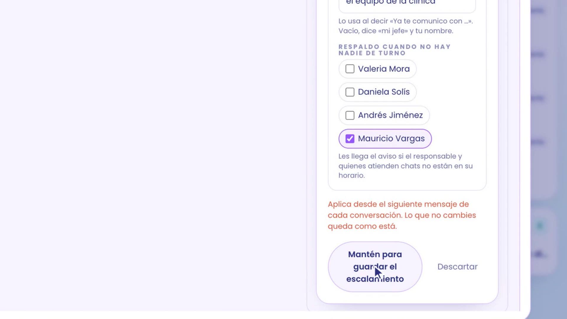 Le formulaire d'escalade : Comment ton IA te nomme, l'équipe de la clinique ; Secours quand personne n'est de service, avec Valeria Mora, Daniela Solís, Andrés Jiménez et Mauricio Vargas, et Mauricio coché. En dessous : L'avis leur arrive si le responsable et les personnes qui gèrent les chats ne sont pas dans leur horaire. Et le bouton Maintiens pour enregistrer l'escalade.