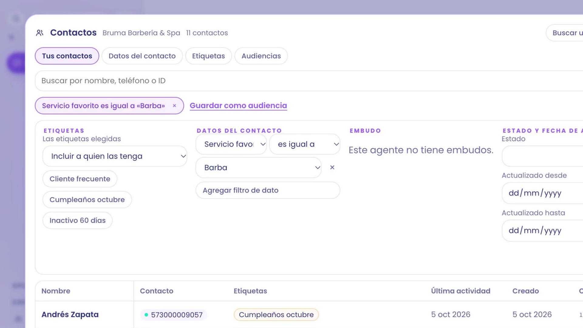 Contactos de Bruma Barbería & Spa con el panel de filtros abierto. En Datos del contacto está el filtro Servicio favorito es igual a Barba, y arriba el chip del filtro junto al enlace Guardar como audiencia. Dice 11 contactos.