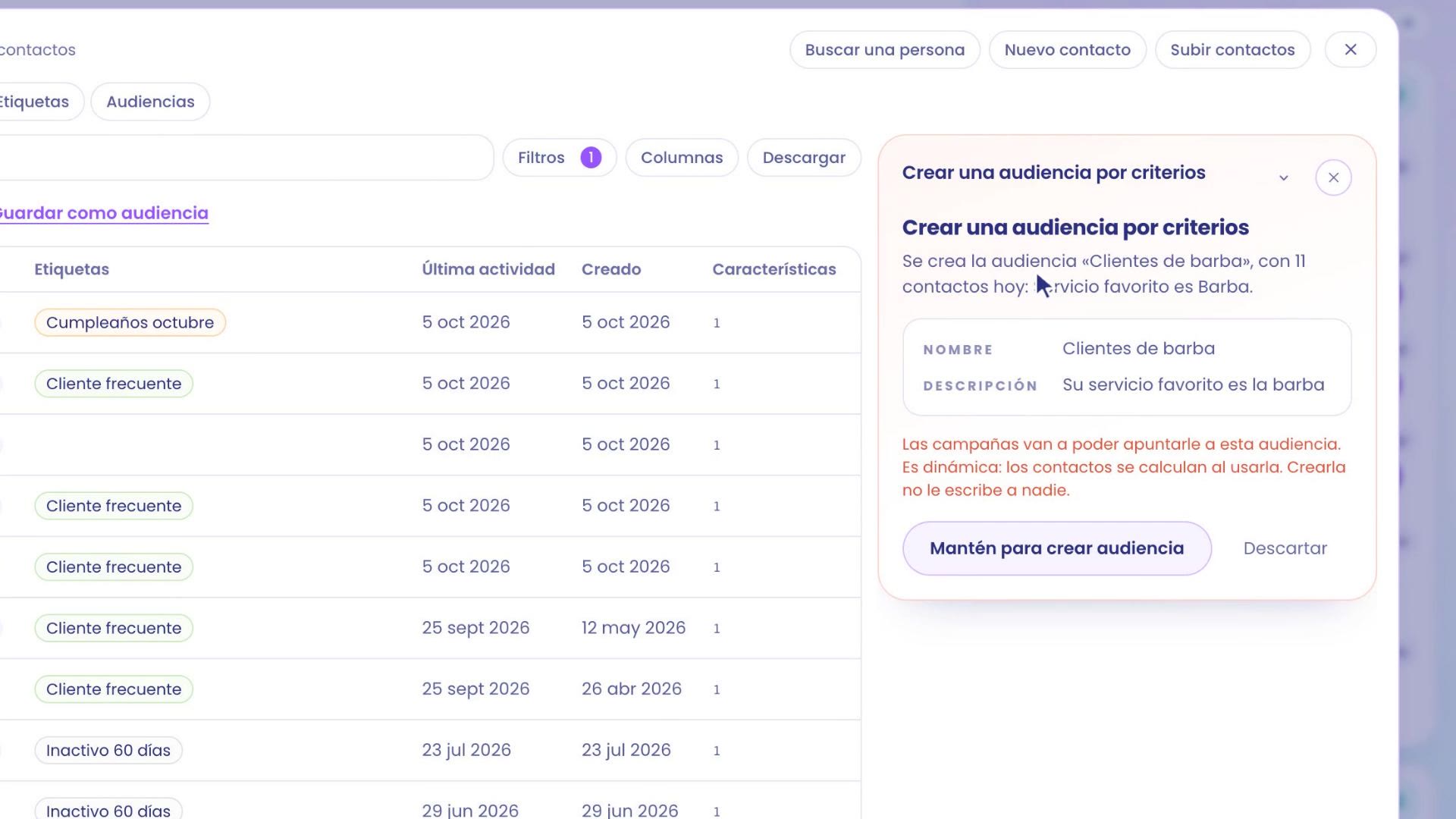 Tarjeta Crear una audiencia por criterios: se crea la audiencia Clientes de barba, con 11 contactos hoy, servicio favorito es Barba. Debajo, el nombre, la descripción y el botón Mantén para crear audiencia.