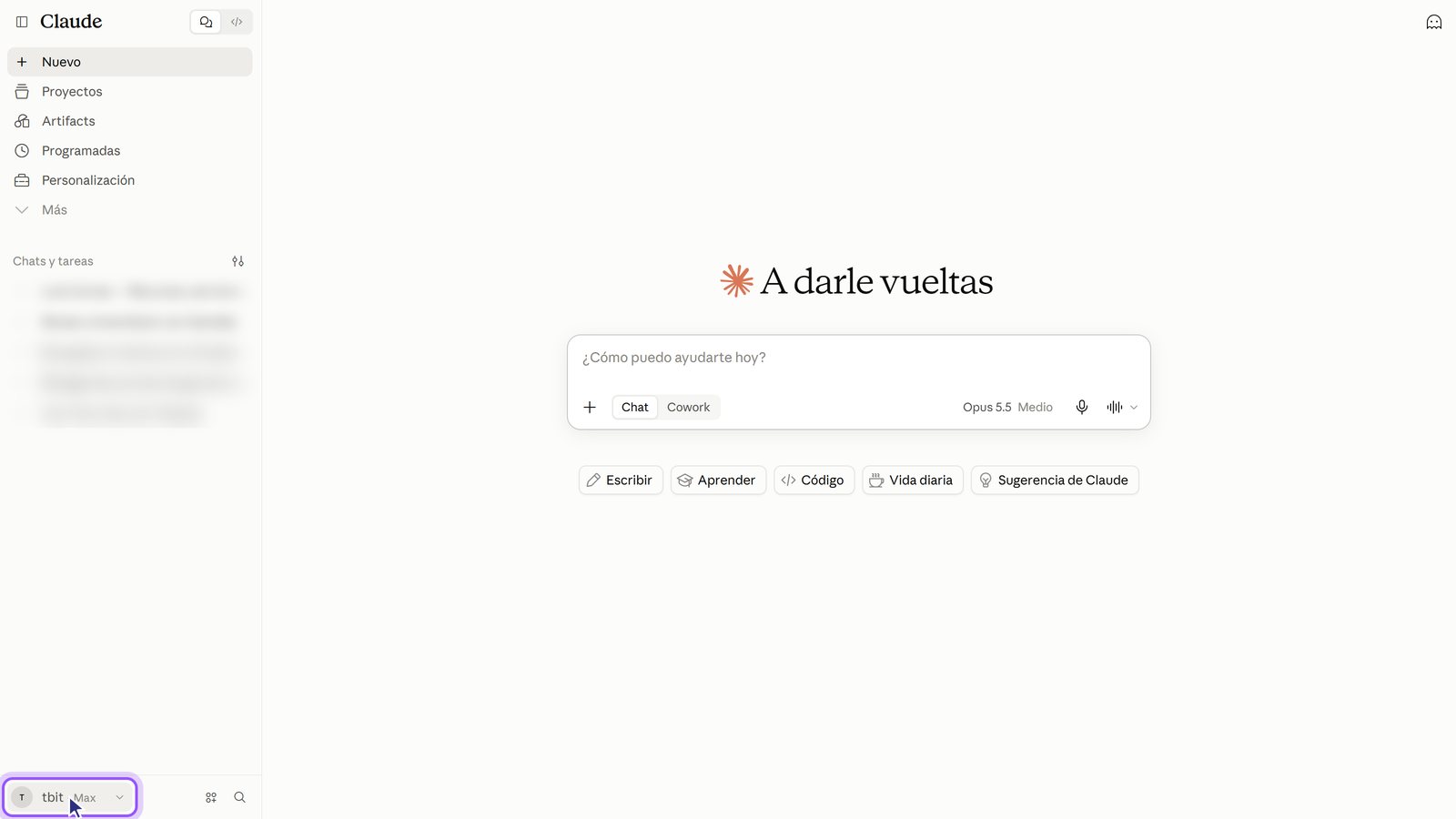 Botón del menú de la cuenta de Claude resaltado abajo a la izquierda.