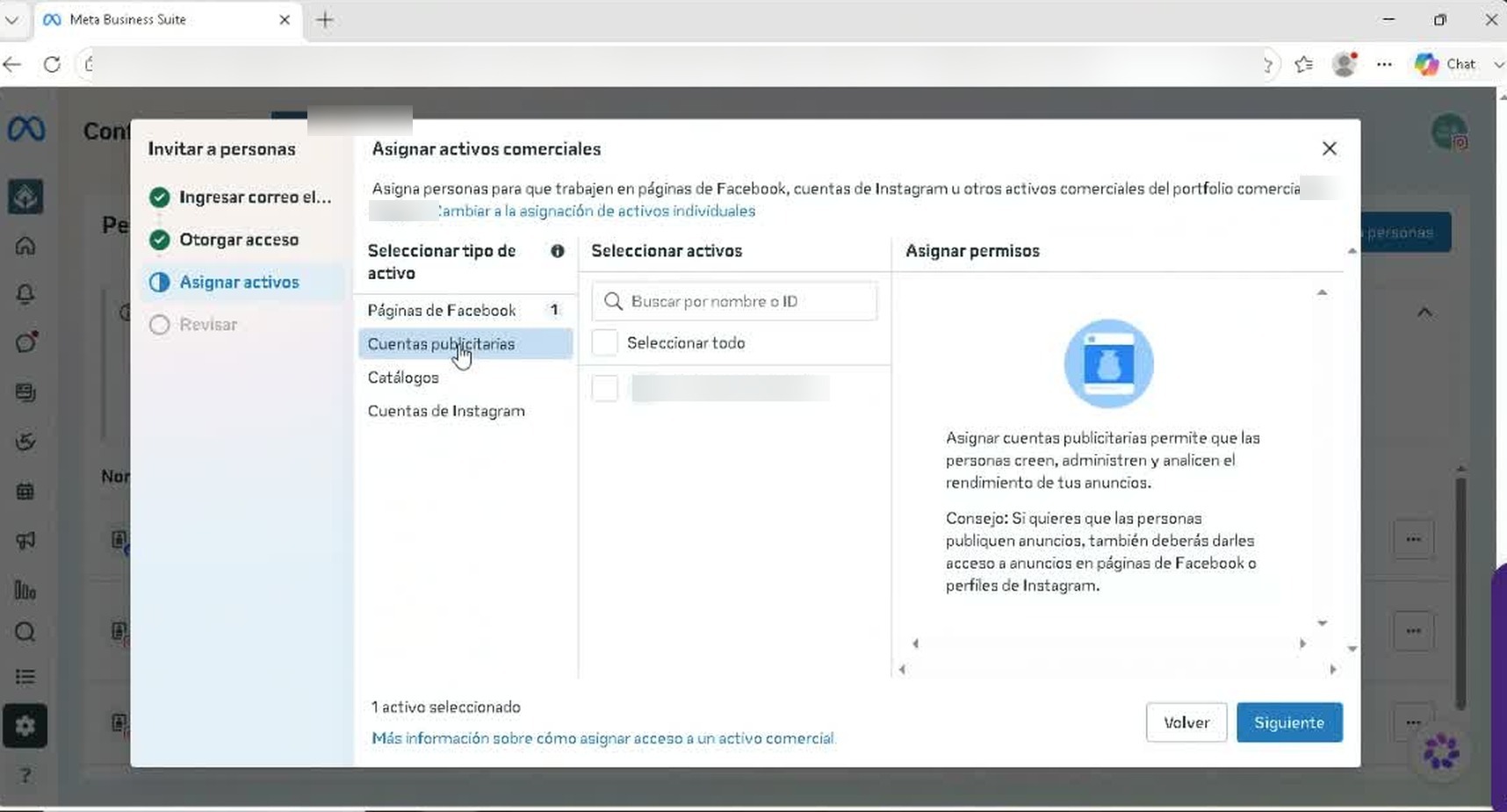 Asignar activos: seleccionar todo (WhatsApp, cuentas publicitarias, catálogo, Instagram) → Siguiente → Invitar.