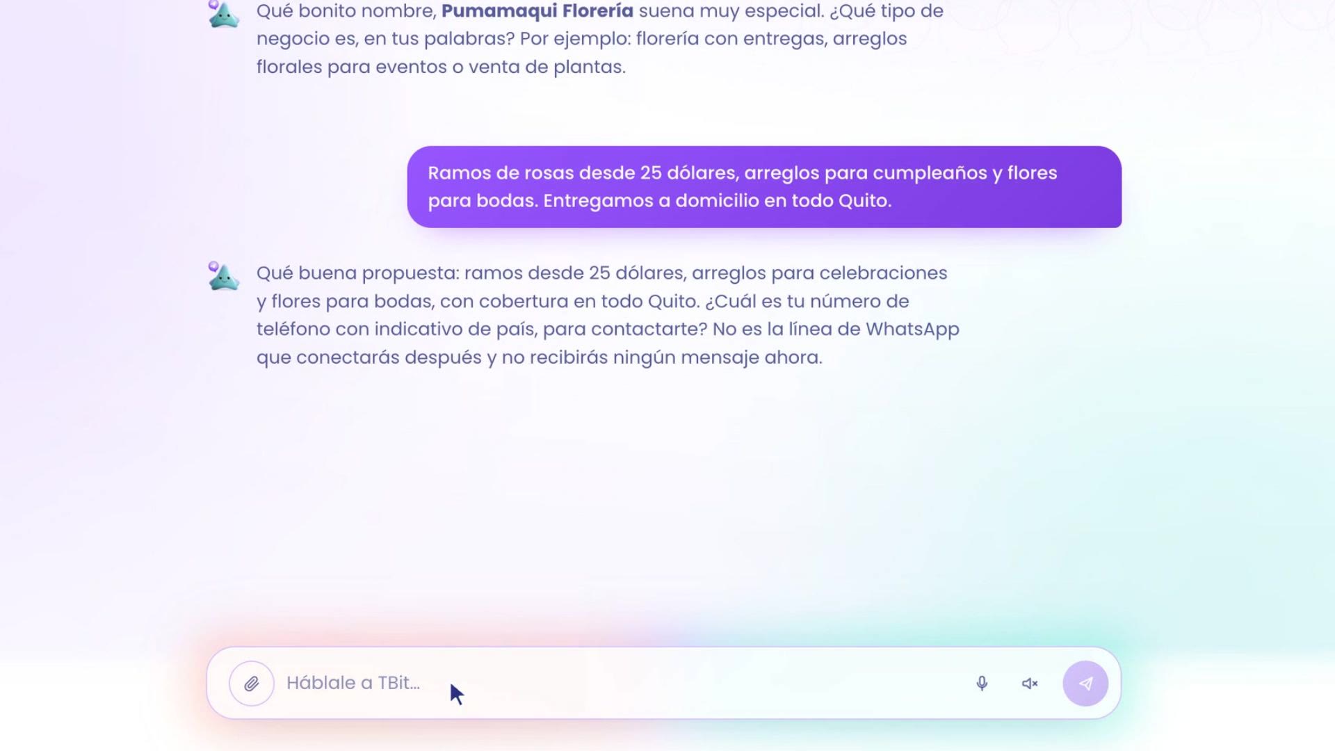 Daniela raconte son activité avec ses mots : des bouquets de roses à partir de 25 dollars, des compositions pour les anniversaires et des fleurs pour les mariages, avec livraison dans tout Quito. TBit le résume et demande son numéro de téléphone avec l'indicatif du pays, pour la contacter, en précisant que ce n'est pas la ligne WhatsApp qui sera connectée plus tard.