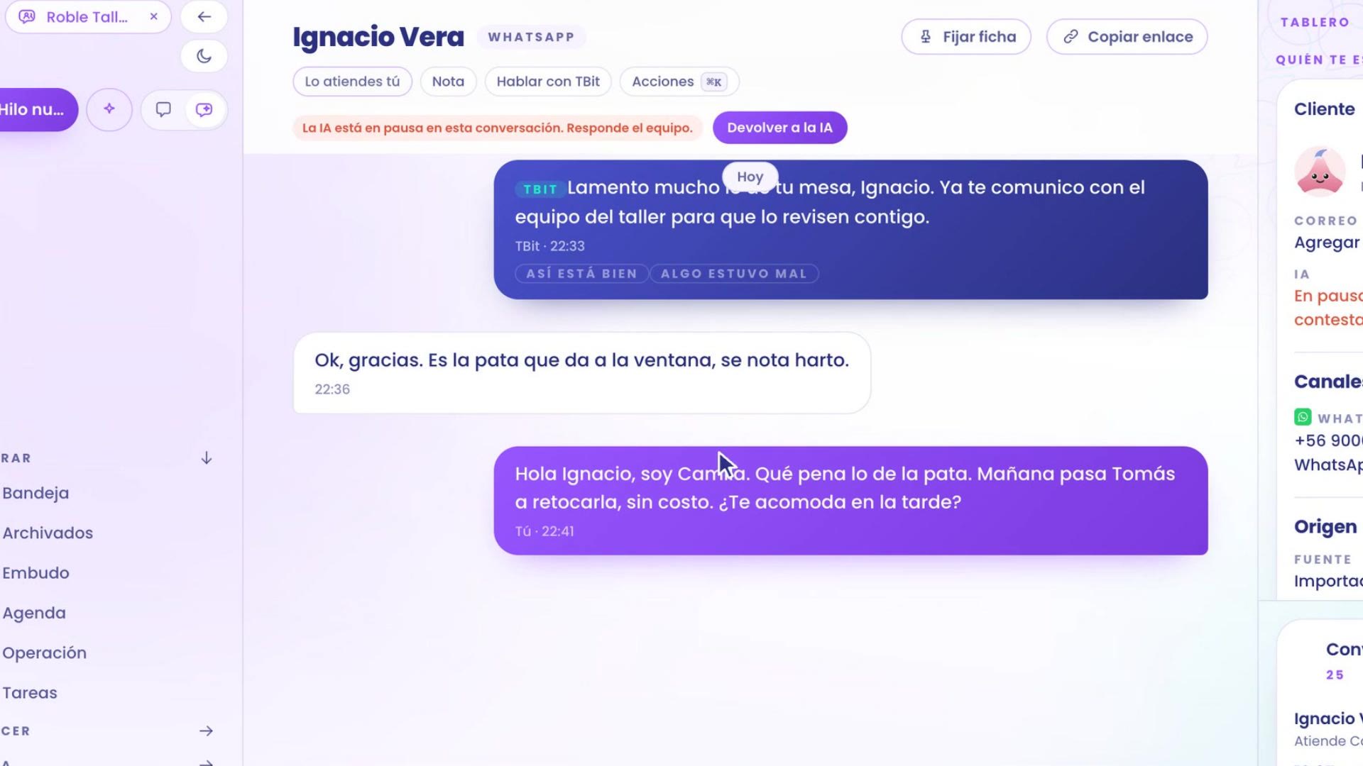 Le chat après la réponse de Camila : « Bonjour Ignacio, c'est Camila. Désolée pour le pied. Demain, Tomás passe le retoucher, sans frais ». En haut, le bandeau L'IA est en pause dans cette conversation et le bouton Rendre à l'IA.