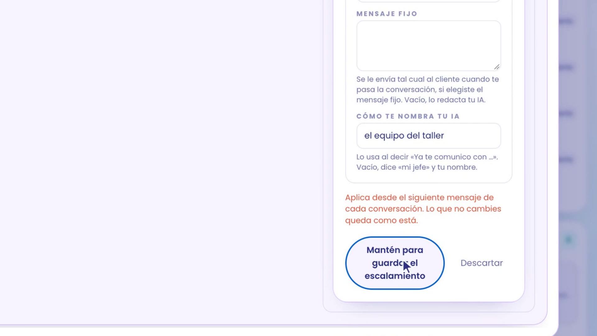 La fin du formulaire : Comment ton IA te nomme, l'équipe de l'atelier ; l'avis S'applique dès le message suivant de chaque conversation ; et le bouton rond Maintiens pour enregistrer l'escalade.