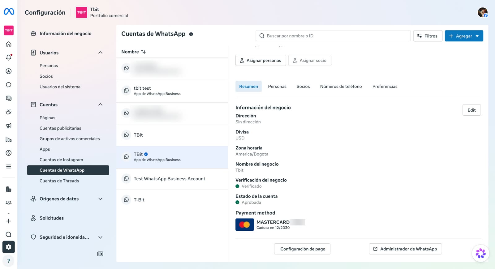 Configuración de Meta, sección Cuentas de WhatsApp, con la línea TBit abierta en la pestaña Resumen. En Payment method aparece una tarjeta MASTERCARD que caduca en 12/2030.